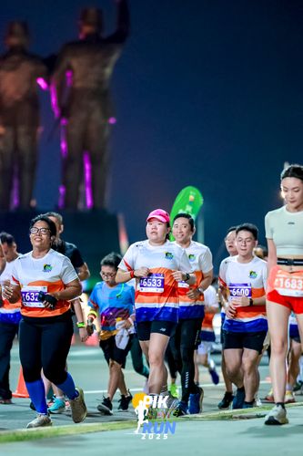 Race photo from PIK NITE RUN 2025