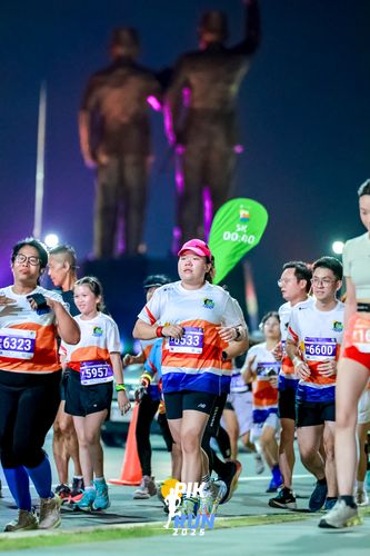 Race photo from PIK NITE RUN 2025
