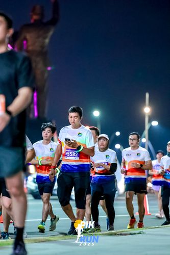 Race photo from PIK NITE RUN 2025