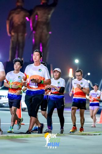 Race photo from PIK NITE RUN 2025