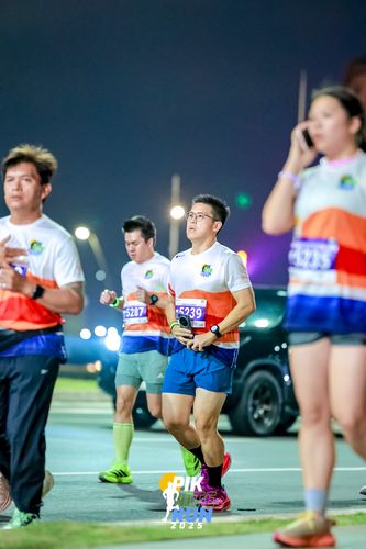 Race photo from PIK NITE RUN 2025