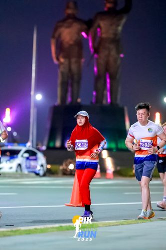 Race photo from PIK NITE RUN 2025