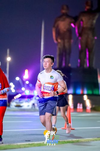 Race photo from PIK NITE RUN 2025