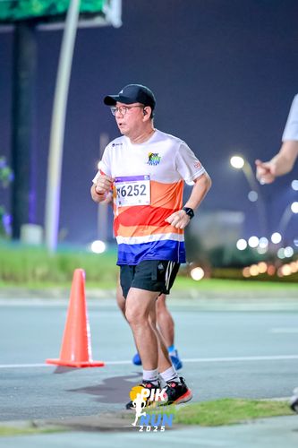 Race photo from PIK NITE RUN 2025