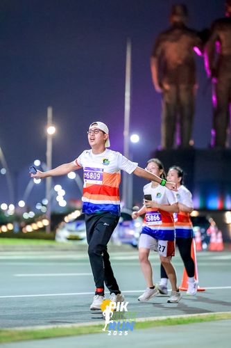 Race photo from PIK NITE RUN 2025