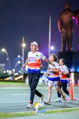 Race photo from PIK NITE RUN 2025