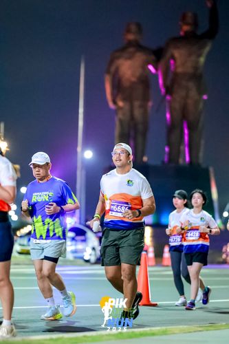 Race photo from PIK NITE RUN 2025
