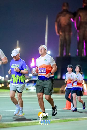 Race photo from PIK NITE RUN 2025