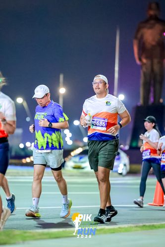 Race photo from PIK NITE RUN 2025