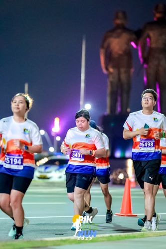 Race photo from PIK NITE RUN 2025