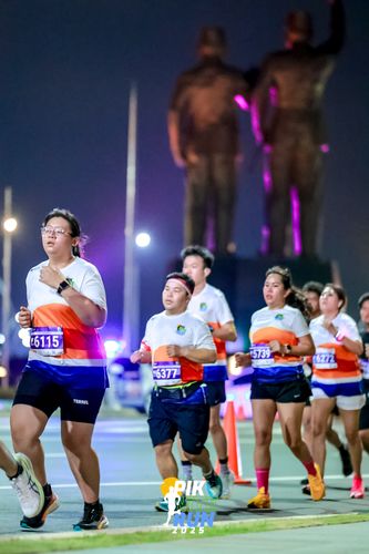 Race photo from PIK NITE RUN 2025