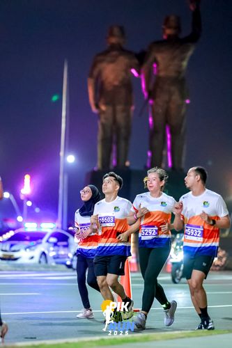 Race photo from PIK NITE RUN 2025