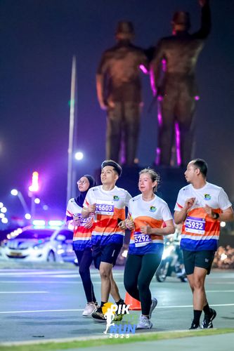 Race photo from PIK NITE RUN 2025