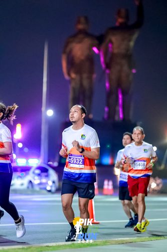 Race photo from PIK NITE RUN 2025