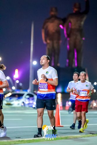 Race photo from PIK NITE RUN 2025