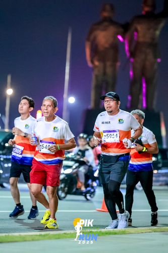 Race photo from PIK NITE RUN 2025