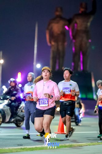 Race photo from PIK NITE RUN 2025