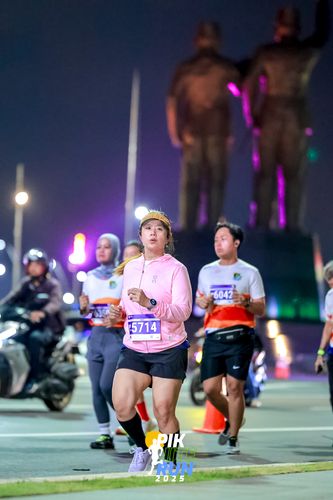 Race photo from PIK NITE RUN 2025
