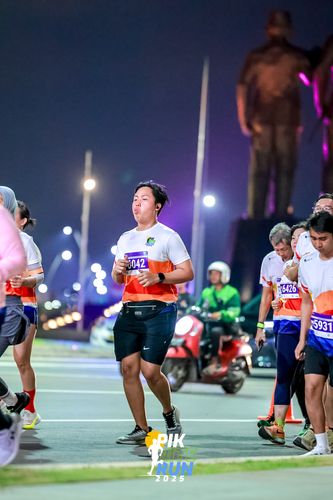 Race photo from PIK NITE RUN 2025