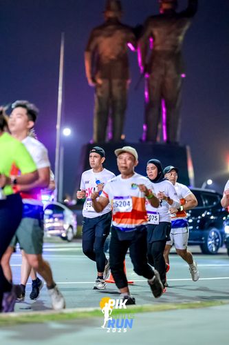 Race photo from PIK NITE RUN 2025