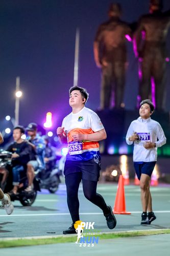 Race photo from PIK NITE RUN 2025