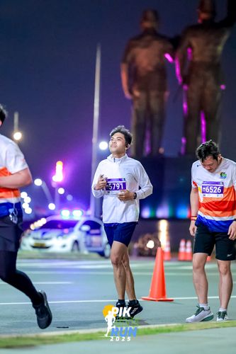 Race photo from PIK NITE RUN 2025