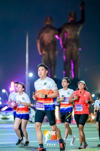 Race photo from PIK NITE RUN 2025
