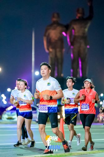 Race photo from PIK NITE RUN 2025