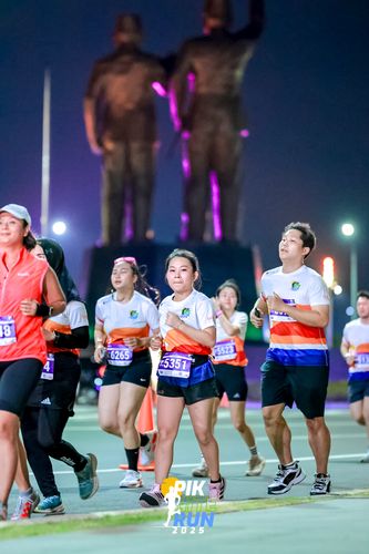 Race photo from PIK NITE RUN 2025