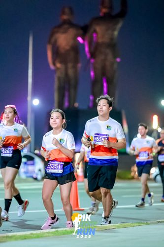 Race photo from PIK NITE RUN 2025