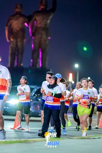 Race photo from PIK NITE RUN 2025