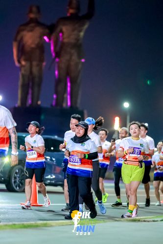 Race photo from PIK NITE RUN 2025