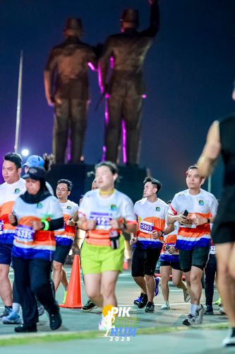 Race photo from PIK NITE RUN 2025