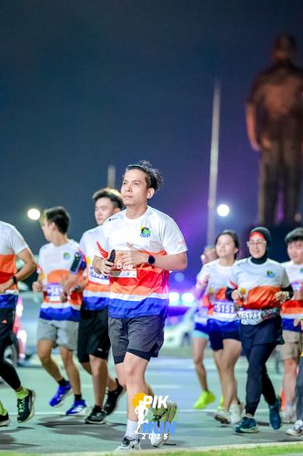 Race photo from PIK NITE RUN 2025