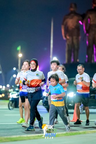 Race photo from PIK NITE RUN 2025