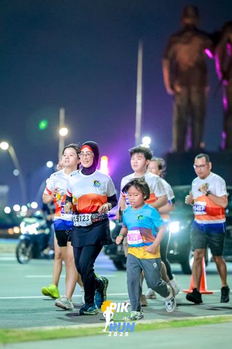 Race photo from PIK NITE RUN 2025