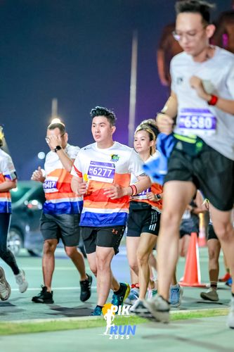 Race photo from PIK NITE RUN 2025