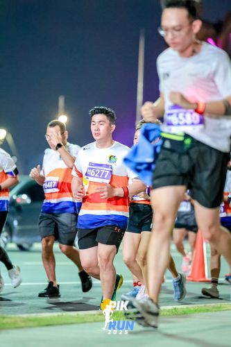 Race photo from PIK NITE RUN 2025