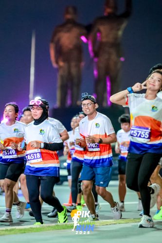 Race photo from PIK NITE RUN 2025