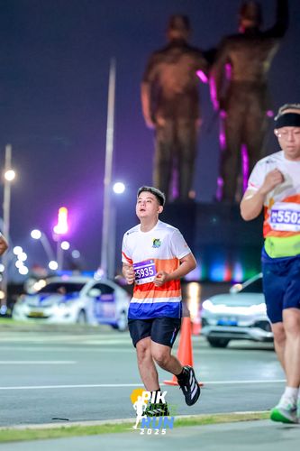 Race photo from PIK NITE RUN 2025