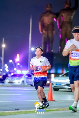 Race photo from PIK NITE RUN 2025