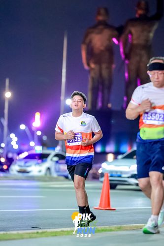 Race photo from PIK NITE RUN 2025