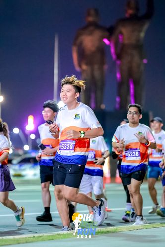 Race photo from PIK NITE RUN 2025
