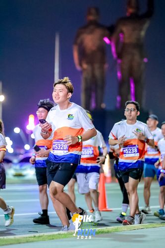 Race photo from PIK NITE RUN 2025