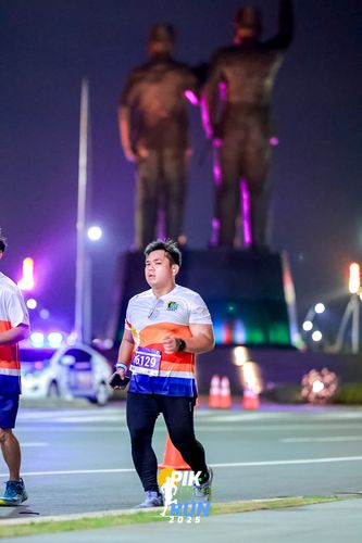 Race photo from PIK NITE RUN 2025