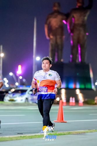 Race photo from PIK NITE RUN 2025