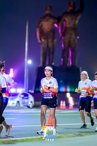 Race photo from PIK NITE RUN 2025