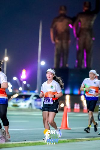 Race photo from PIK NITE RUN 2025