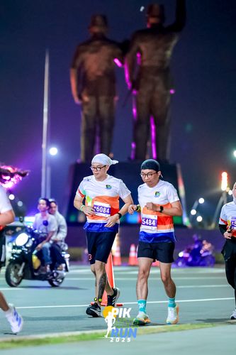Race photo from PIK NITE RUN 2025