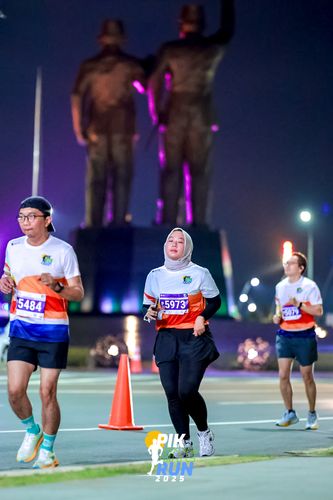 Race photo from PIK NITE RUN 2025